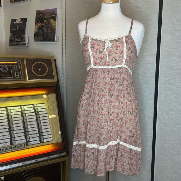 Dresses & Skirts - Floral Pink Dress with Lace Trim